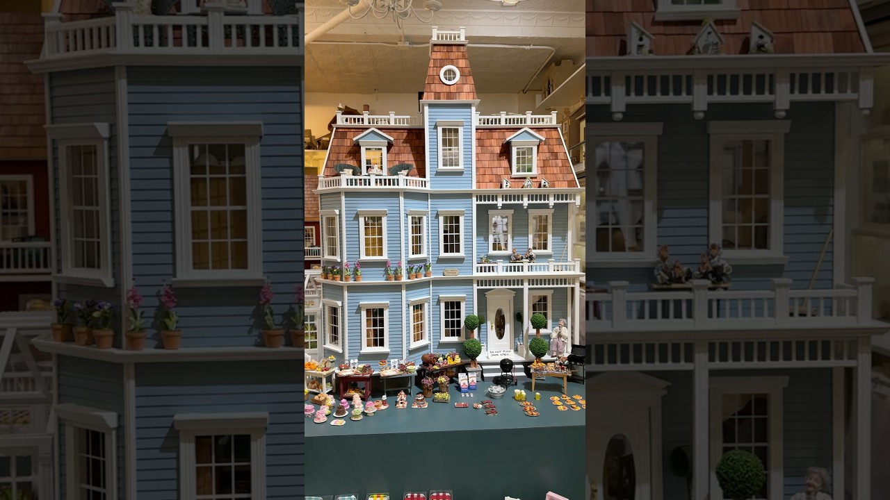Tiny Dollhouse 314 East 78th street #nycshopping #miniature #dollhouse #nyclife