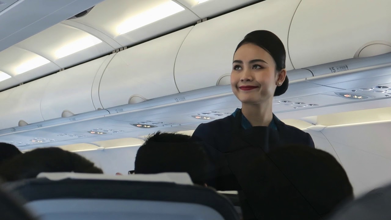 BEAUTIFUL CABIN CREW ONBOARD FLIGHT! JC INTERNATIONAL AIRLINES QD675 PHNOM PENH TO SINGAPORE