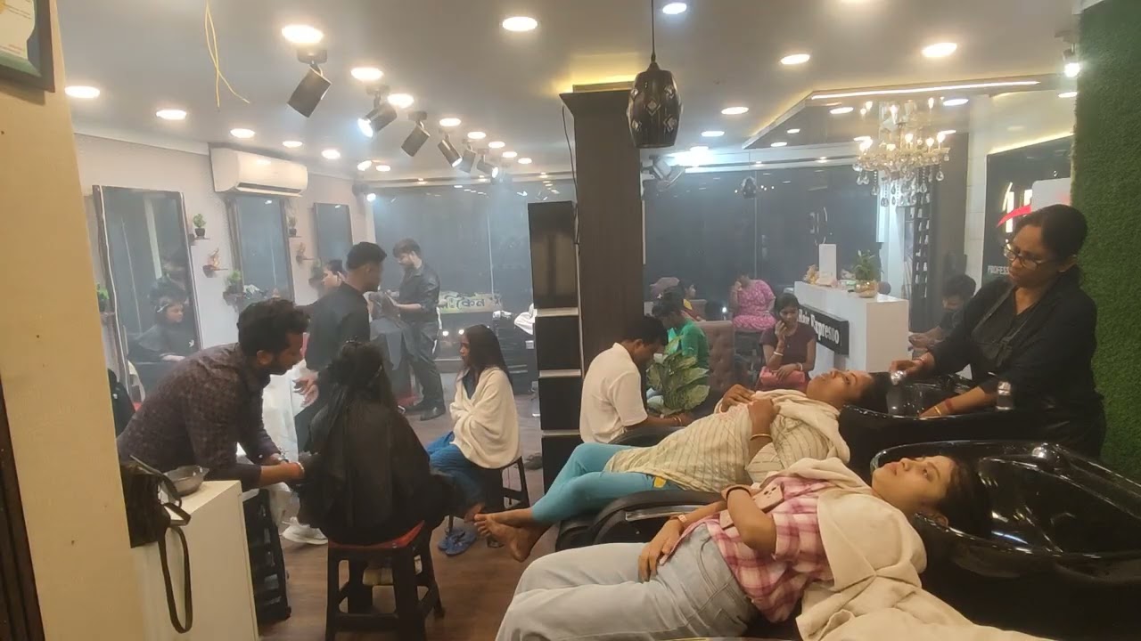 Hair Expresso-তে প্রতিটা গ্রাহকই আমাদের পরিবারের অংশ।