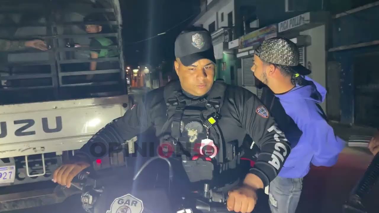 Grupo de jóvenes corren en el parque de las flores, policías apresa varios joven 