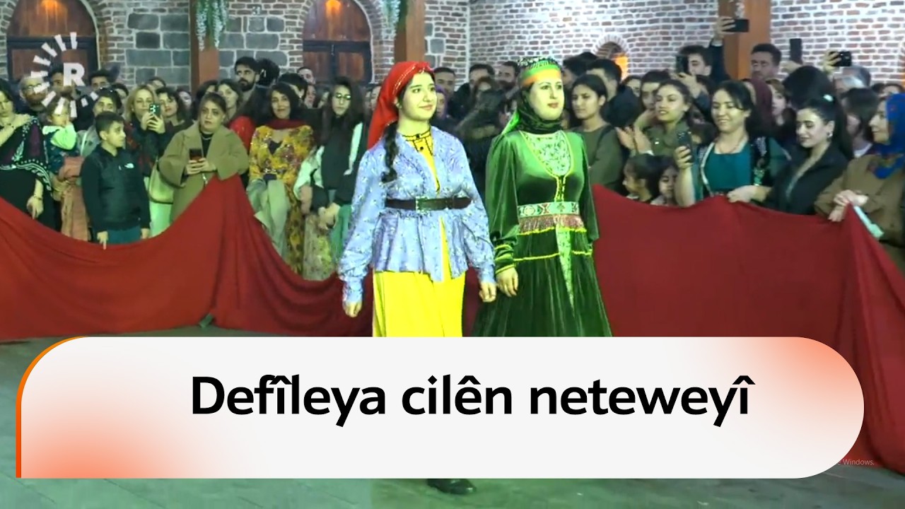 Newroz bi defîleya cilên neteweyî hat pîrozkirin
