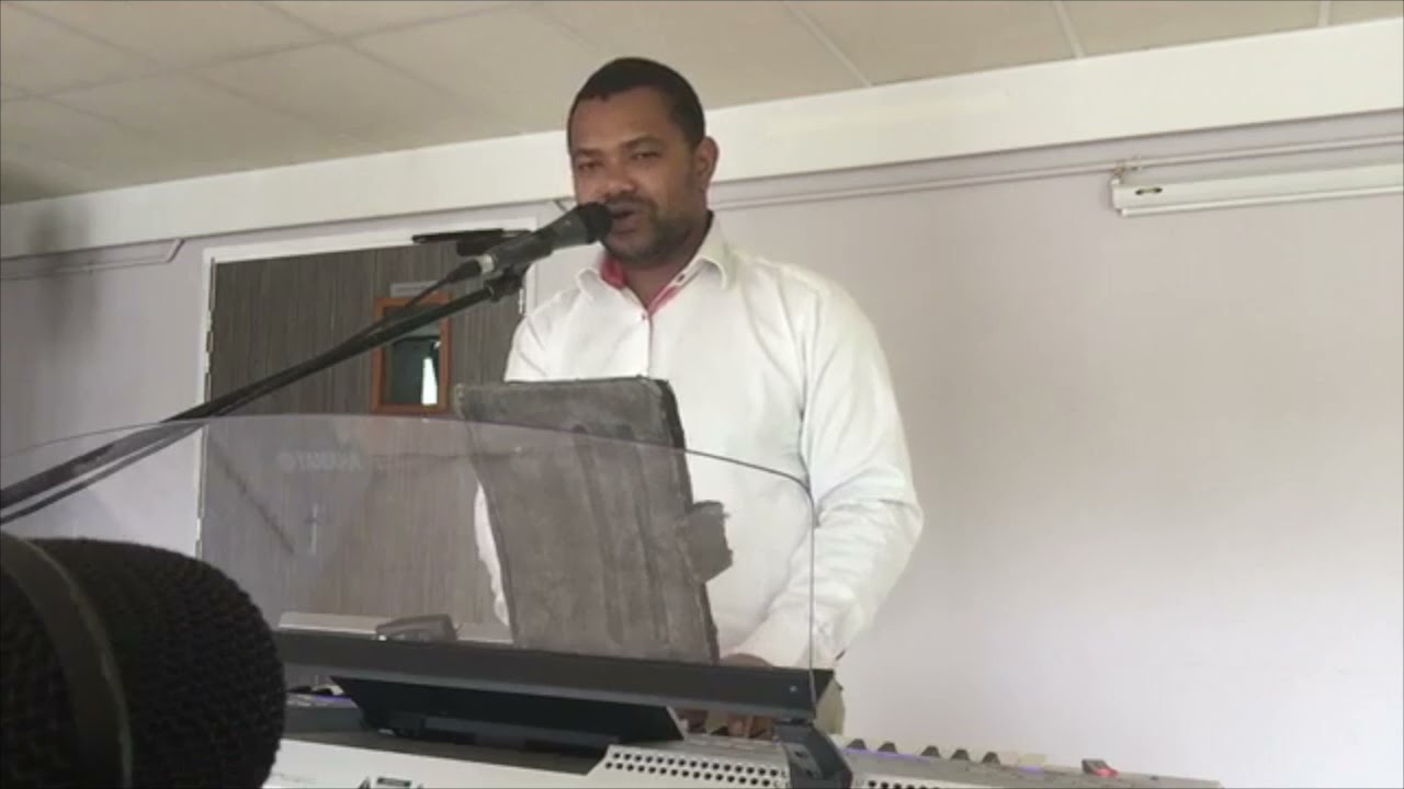 Nous élevons nos mains / Jéhovah est son nom /Jéhovah tu es élevé