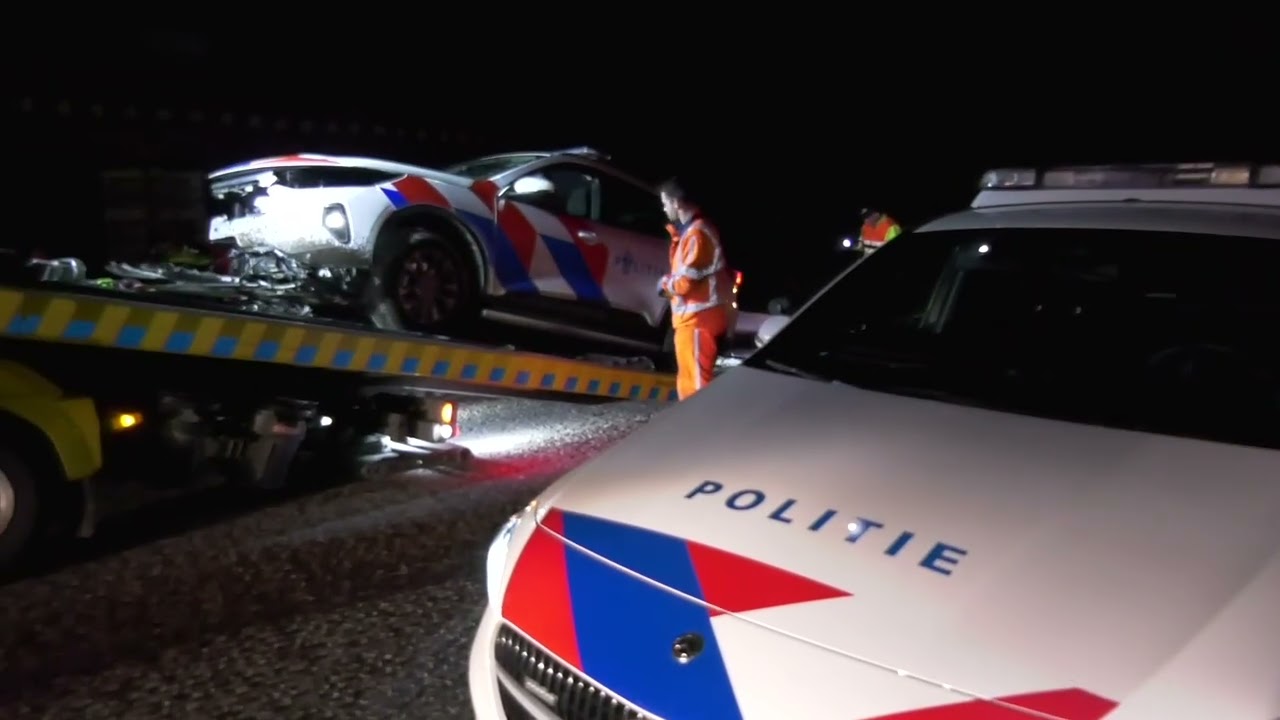 Dienstauto totalloss na aanrijding met berg frees afval N273 Haelen 03-03-2026