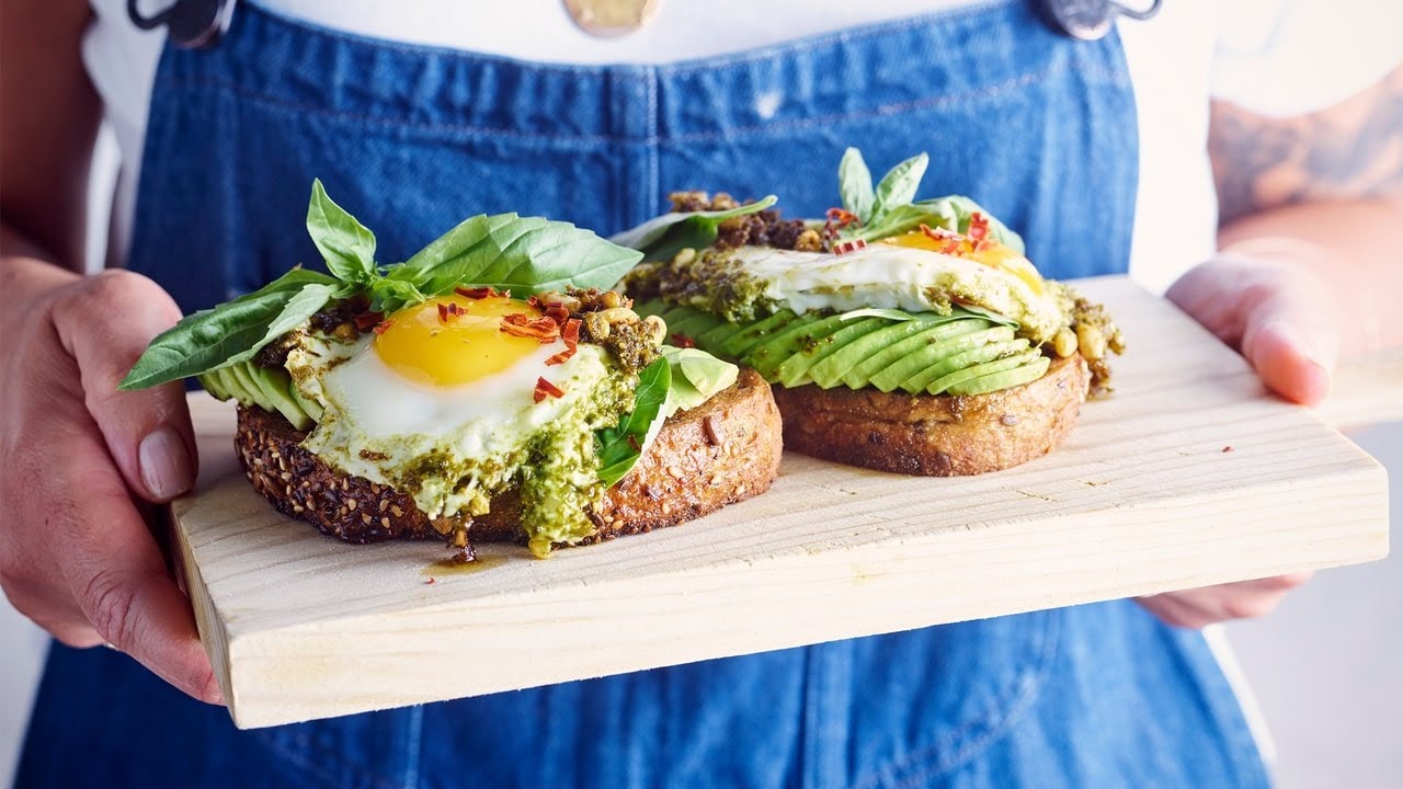 AIRFRYER Avocado toast met gebakken koriander pesto eitje | Sofie Dumont