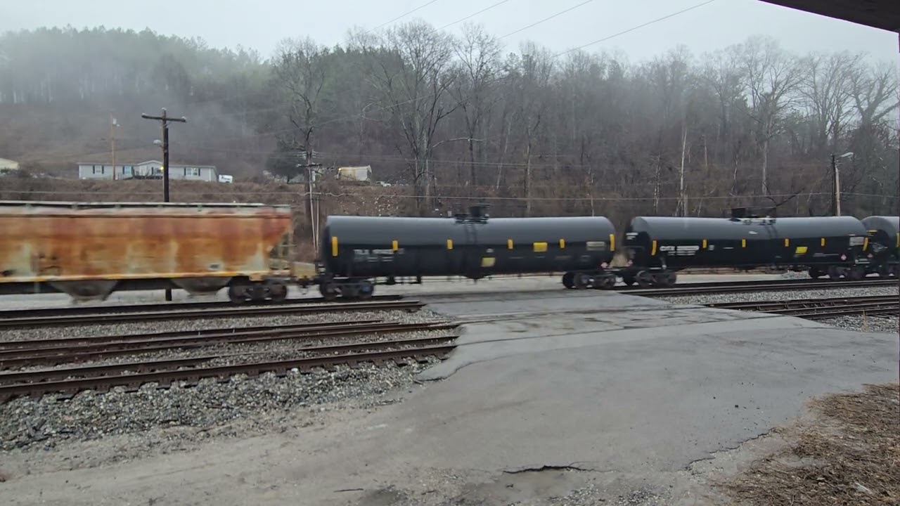 Norfolk Southern 174 heading North thru Oakdale, TN with 1 upfront and 1 on the rear.