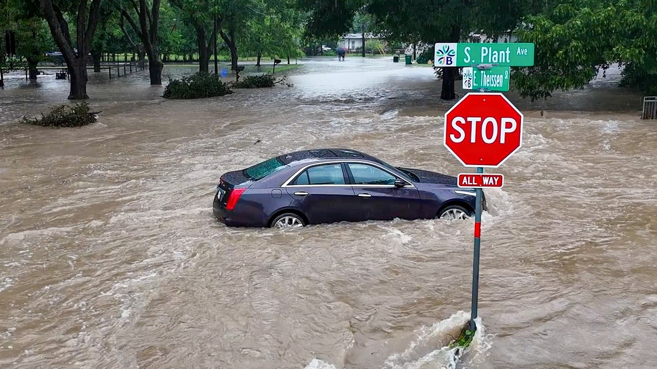Flash Flooding Emergency in Boerne, Texas! Search and Rescue, Vehicles Swept Away