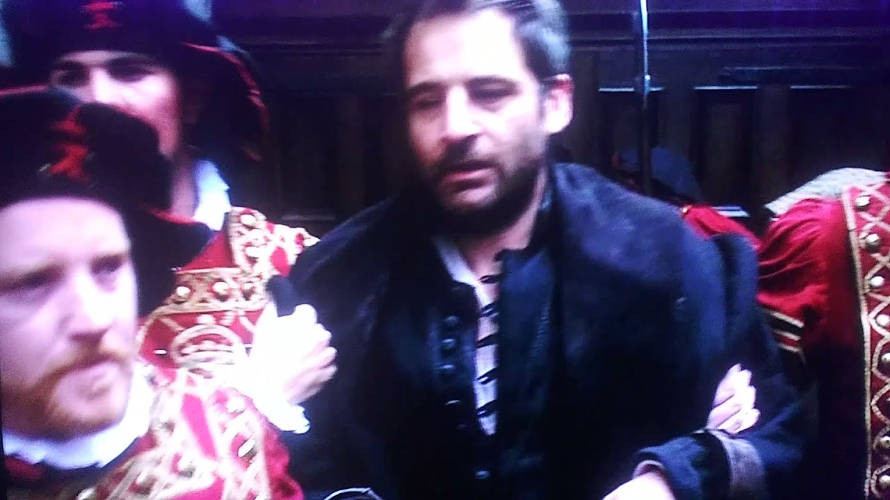 The Tudors 2x05/ Margaret shoves through soldiers to hug her father