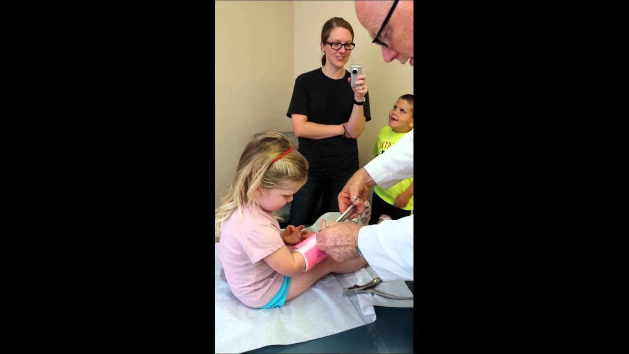 Hadleigh getting her cast removed!