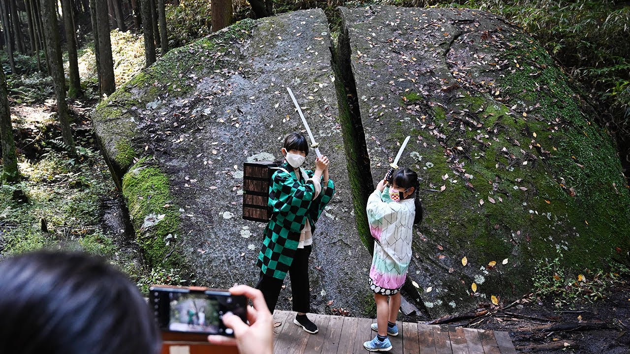 「鬼滅の刃」の名シーン再現　二つに割れた巨石「一刀石」が人気