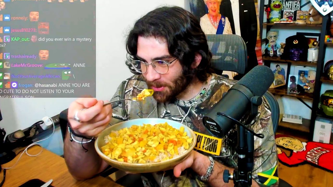 Hasan judges his mom's (anne) cooking