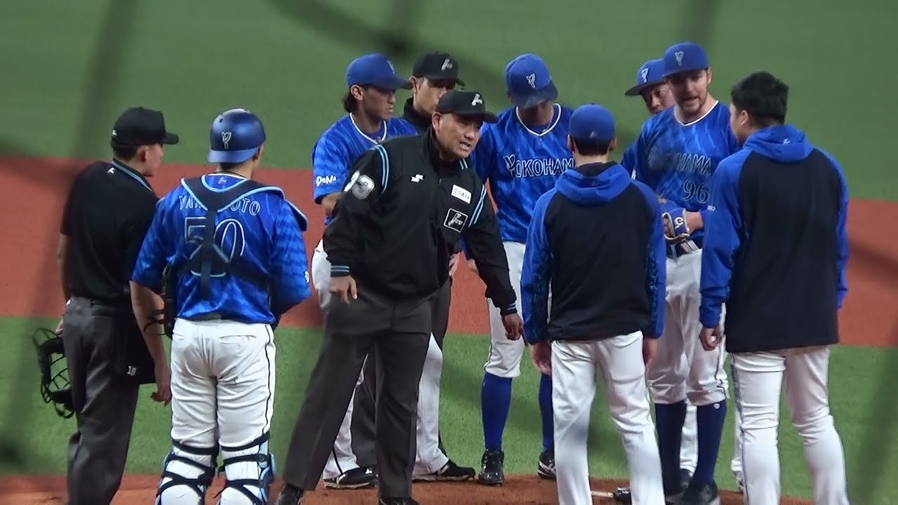 【審判ウォッチ（抗議対応編）】ボークを行ったバウアー投手に対して説明を行い、その後、場内放送を行う責任審判の福家英登クルーチーフ【2025.3.9 オリックス vs 横浜DeNA OP戦 ＠京セラD】