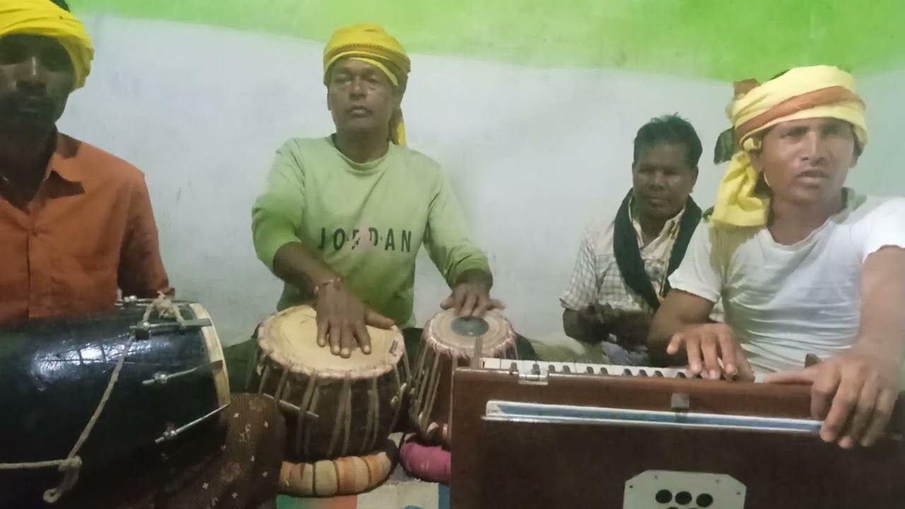 घर मे गीत ट्राई करते हुए गायक रामप्यारे परस्ते एवं सभी साथी दार