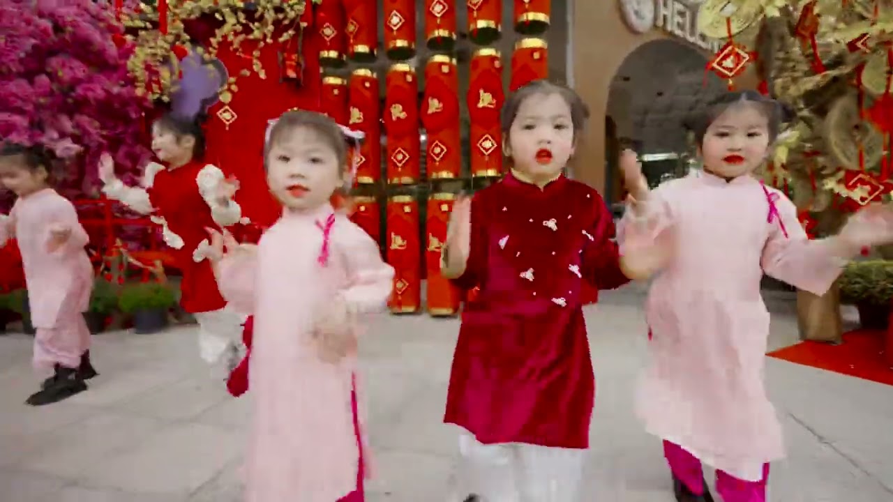 Khánh Linh múa Tết 2025