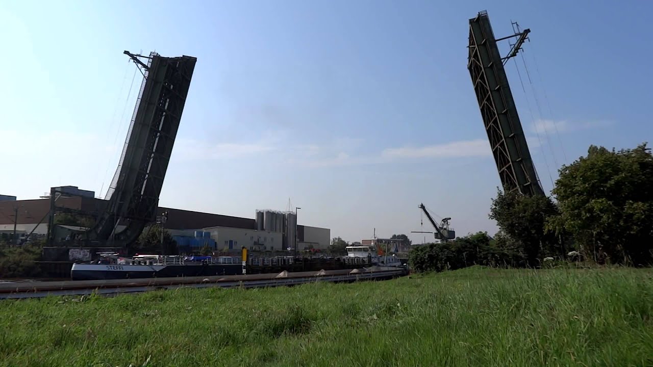 Eisenbahn-Rollklappbrücke in Oldenburg