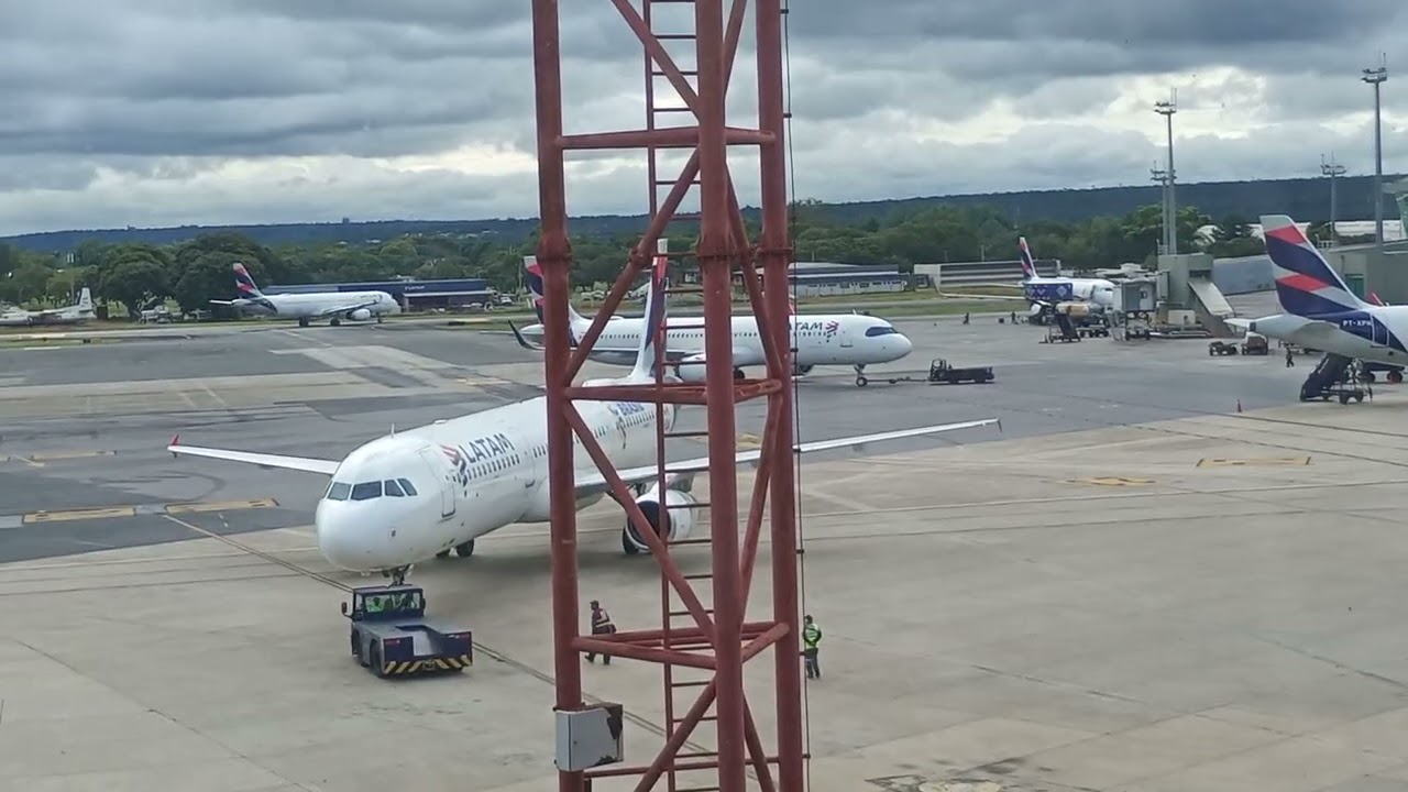 Movimentação da LATAM AIRLINES no pátio do Aeroporto Internacional de Brasília-DF.