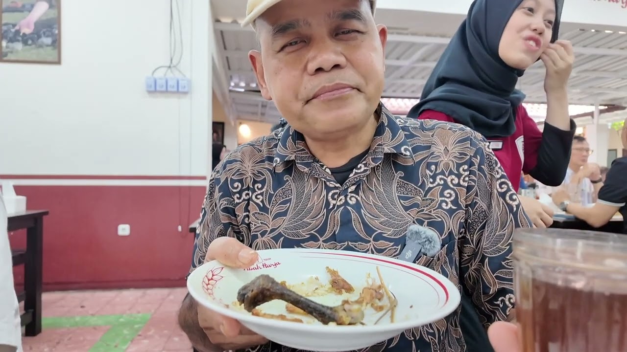 BANDUNG LAUTAN RASA: MENANGKAP KELEZATAN AYAM GORENG BAKAKAK - RM ABAH HARJA JL. HALIMUN NO. 8 BDG