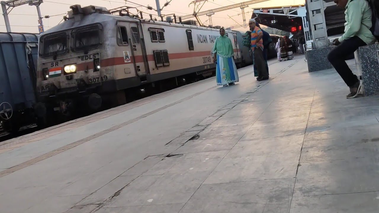 12996 Ajmer Junction to Bandra Terminus SF Express arrive at Godhra Junction |