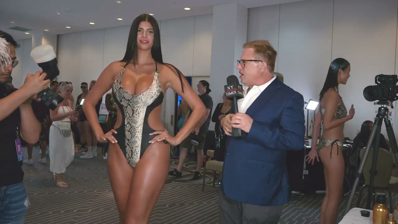 Очень высокая модель Луччиана Бейнон в платье Mister Triple X на Неделе плавания Art Hearts Fashi...