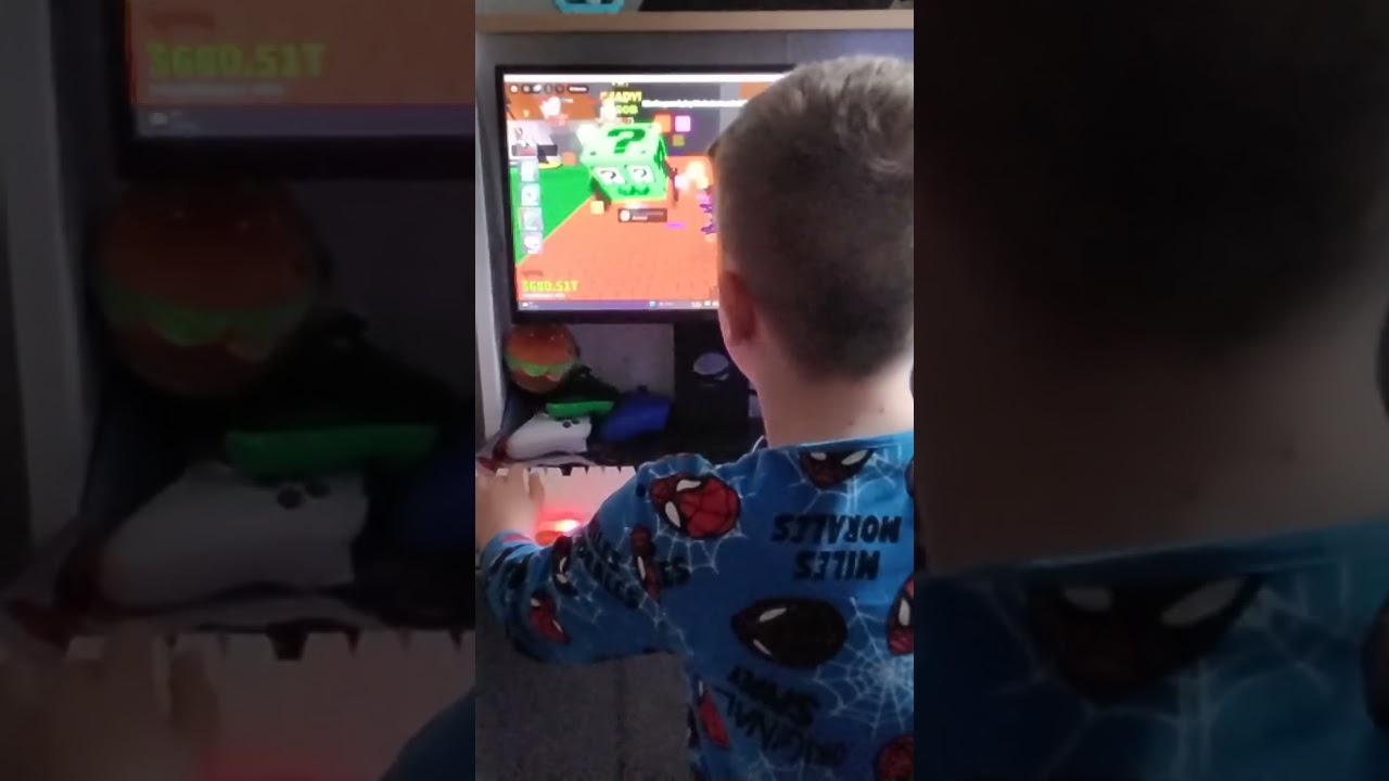 Opening lucky blocks to see what I get