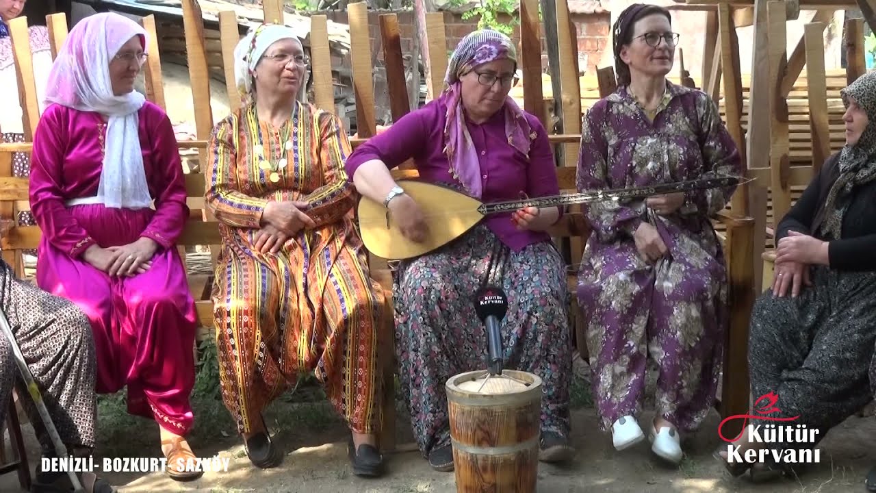 Muhacir Köyünde Yöresel Oyunlar. Sultan Bacı Çaldı Sazköy kadınları oynadı .Tahtalıkta Kalbur Var.