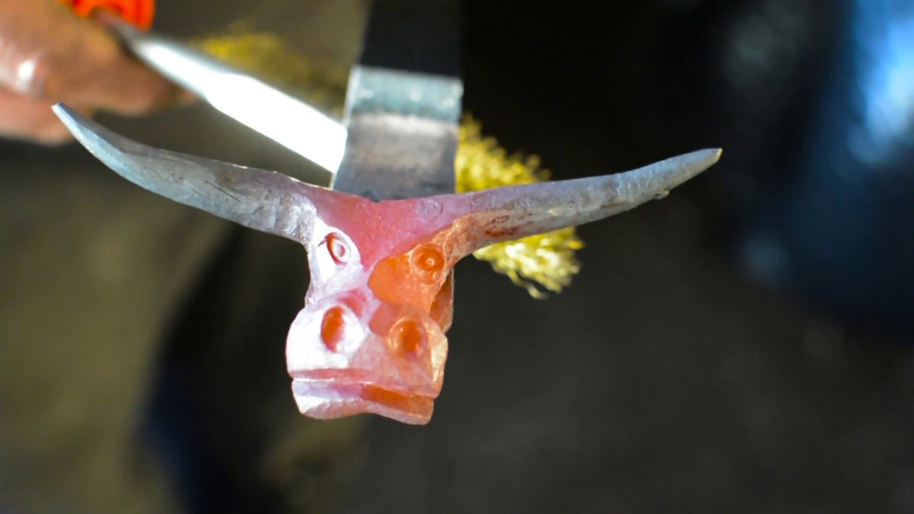 Tête de taureau forgé / Forged bull head