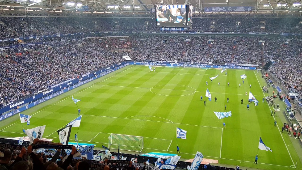 Blau und Weiß wie lieb ich dich in der Veltins Arena auf Schalke am 31.3.18 Spiel gegen Freiburg