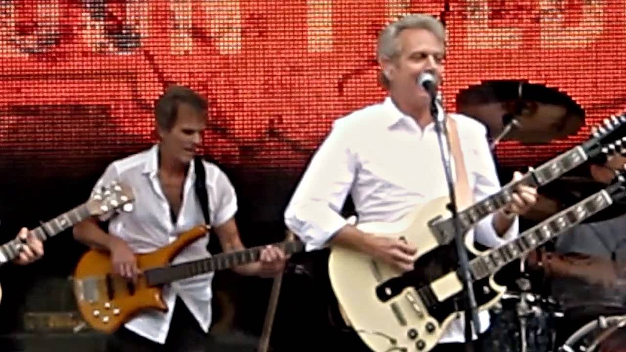 Don Felder performs 