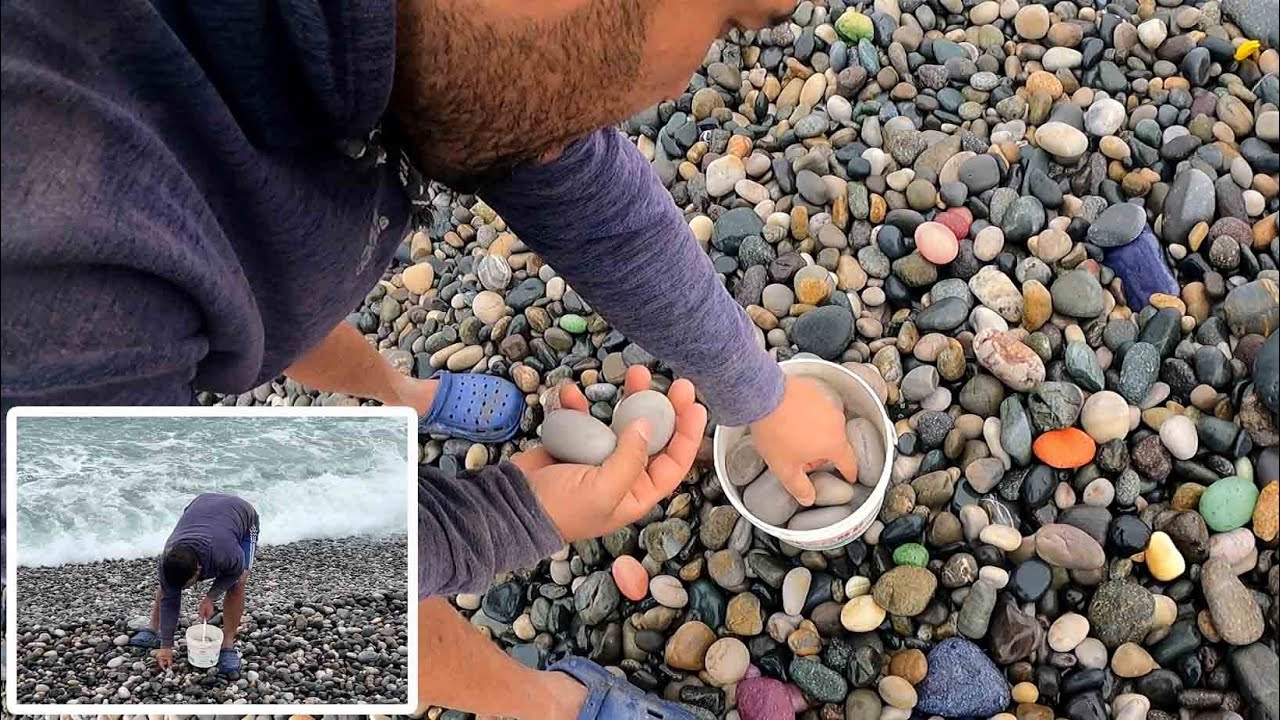 ESTA PLAYA EXPULSA PIEDRAS DE COLORES y ellos las recolectan para vivir | Dilo Nomás