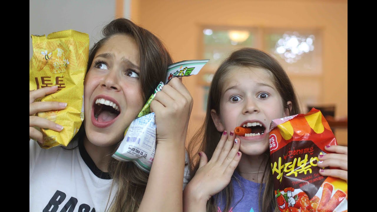 טעימת חטיפים קוראנים // Trying Korean Snacks