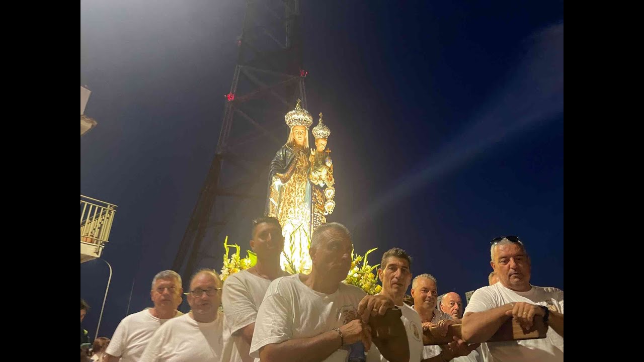 Torre Faro, la festa patronale raduna migliaia di cittadini. Spiagge affollate di notte per i fuochi