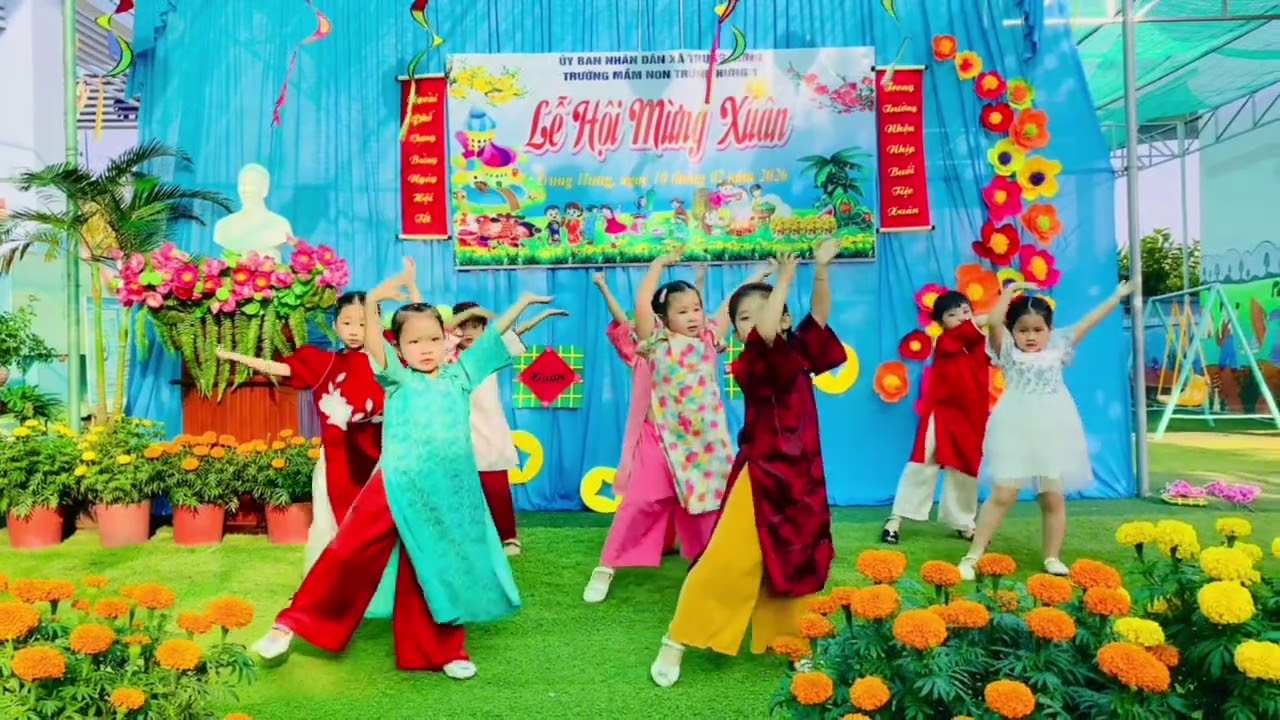 Các bé 5 tuổi múa Bé đón tết sang dễ thương