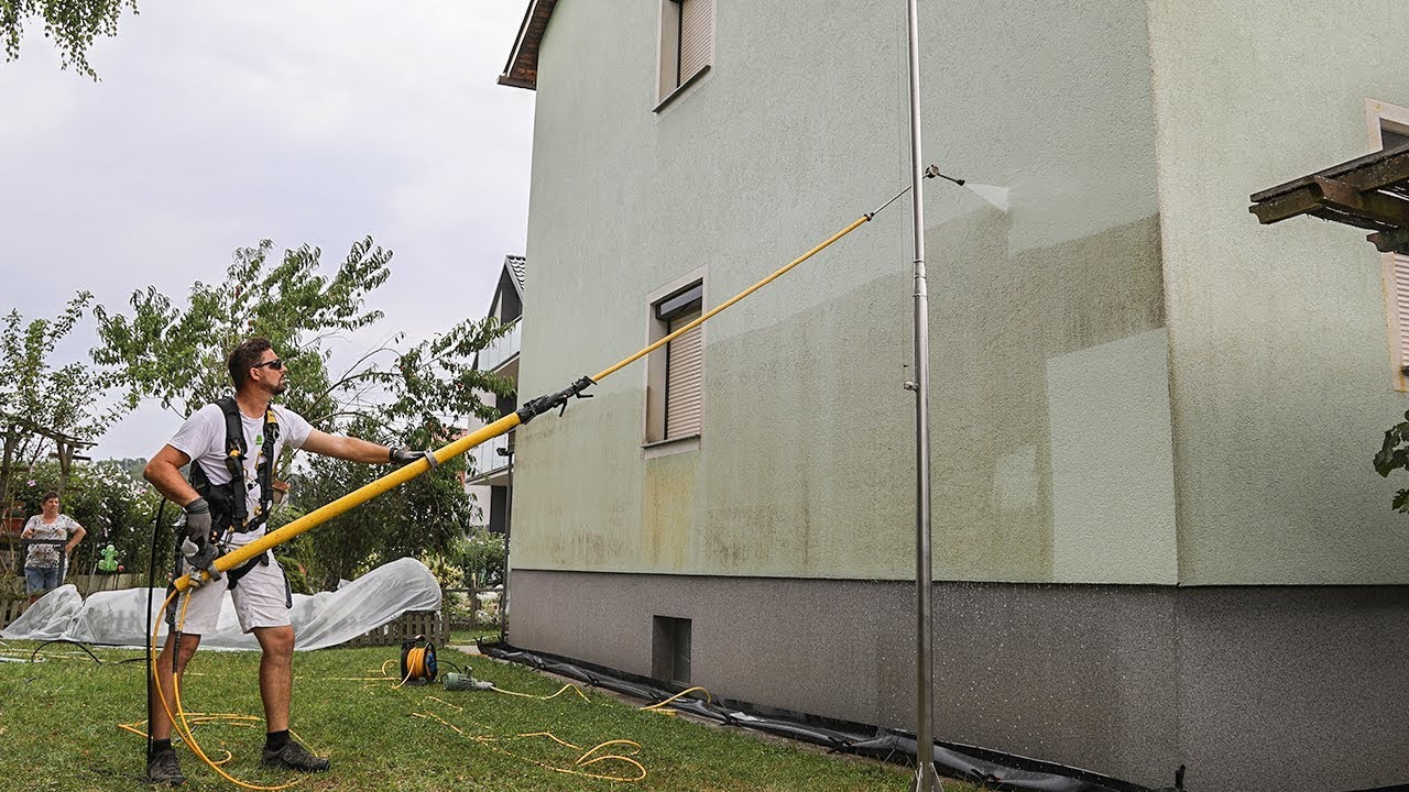 Fassadenreinigung einer Putzfassade durch Algenmax
