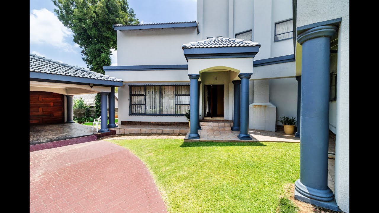 MODERN ELEGANCE IN A SECURE GATED COMMUNITY