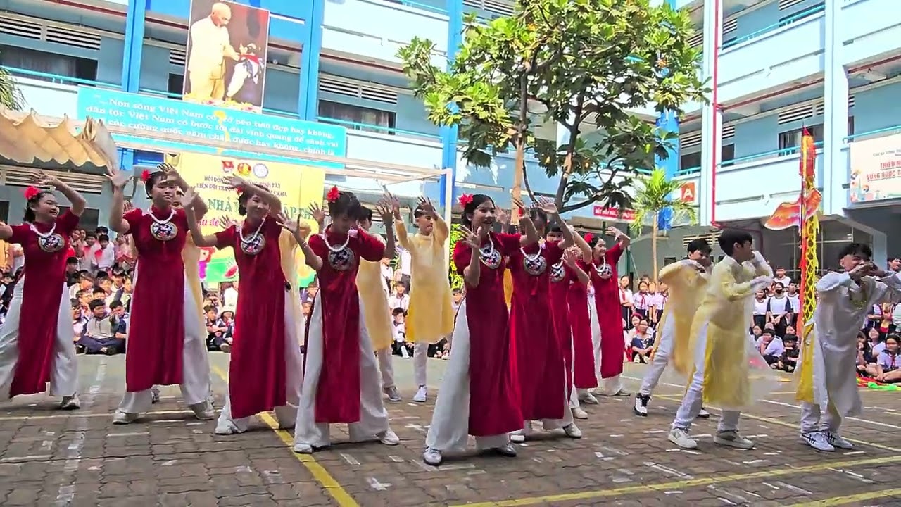 Màn nhảy mừng Xuân cực sung của hs lớp 9/3, trường Hoàng Lê Kha - Xem là thấy Tết liền