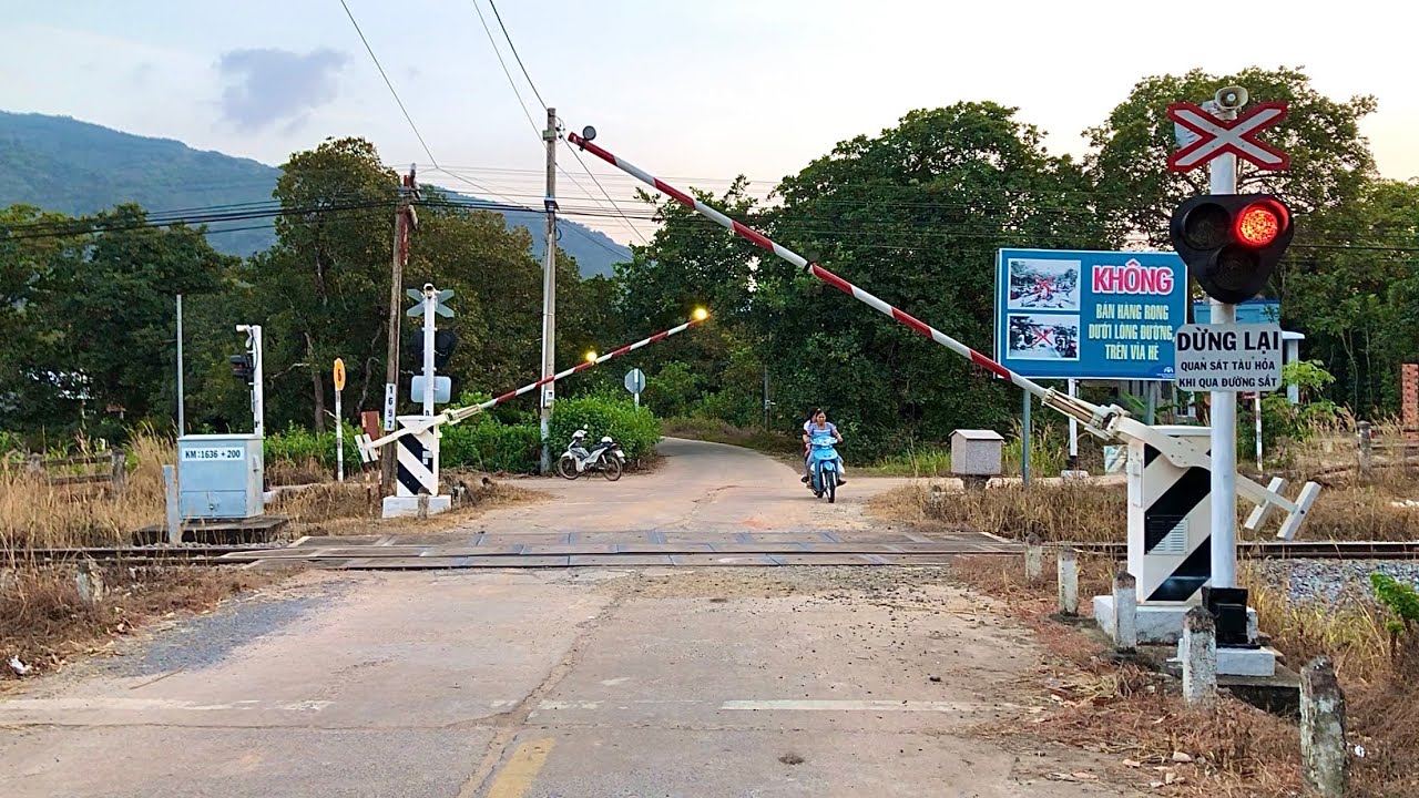 [02&03/01/2024] HAI CHUYẾN TÀU KHÁCH thông nhanh qua 2 ĐƯỜNG NGANG TỰ ĐỘNG tại BẢO CHÁNH