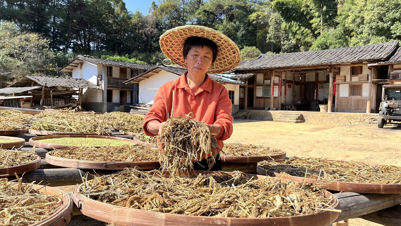 Бабушка готовит рисовые лепешки и вовото, мягкие, восковые и сладкие.