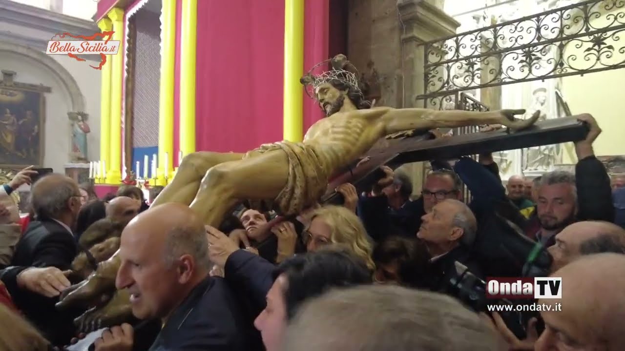 Una festa unica si svolge in questo borgo siciliano con i Santissimo Crocifisso e i Babbaluti