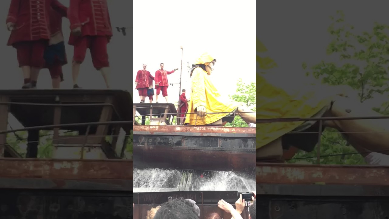 #375MTL g&eacute;ants petite fille quitte en bateau