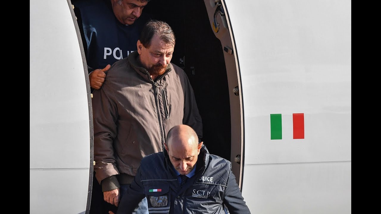 Cesare Battisti è atterrato in Italia, ad aspettarlo Salvini e Bonafede