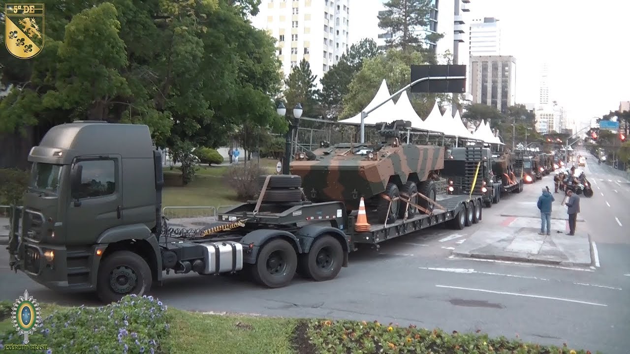Carretas com Blindados do Exército Brasileiro