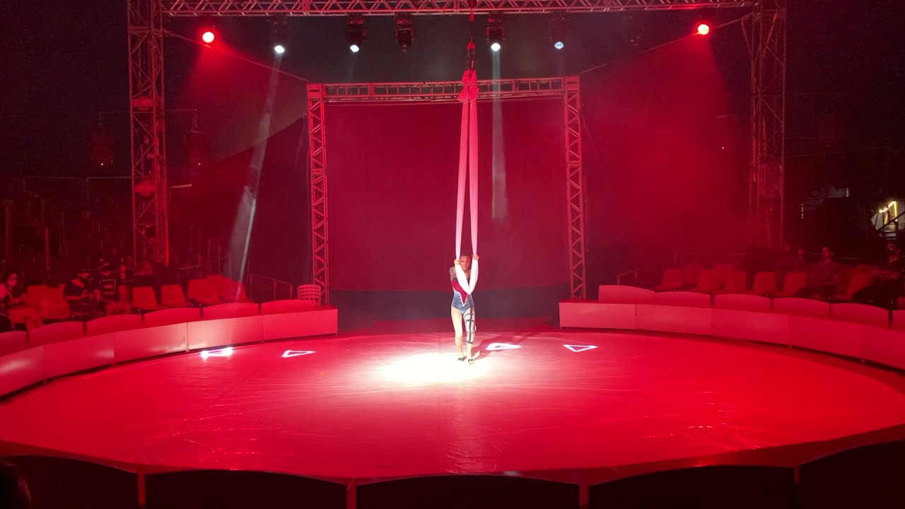 Mariana Maekawa número circense aéreo em tecido em gota