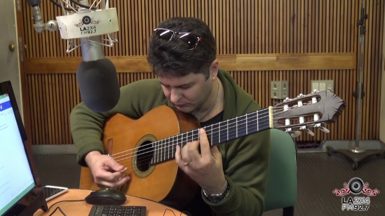 Hugo Rivas interpreta 