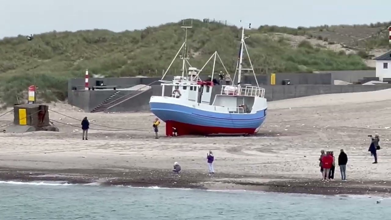 Anlanden eines Fischerbootes in Nørre Vorupør Landingsplads