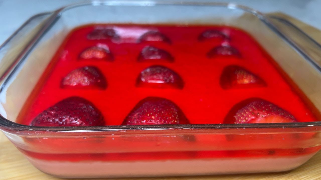 Strawberry Jello Mousse | Mousse de Morango com Gelatina