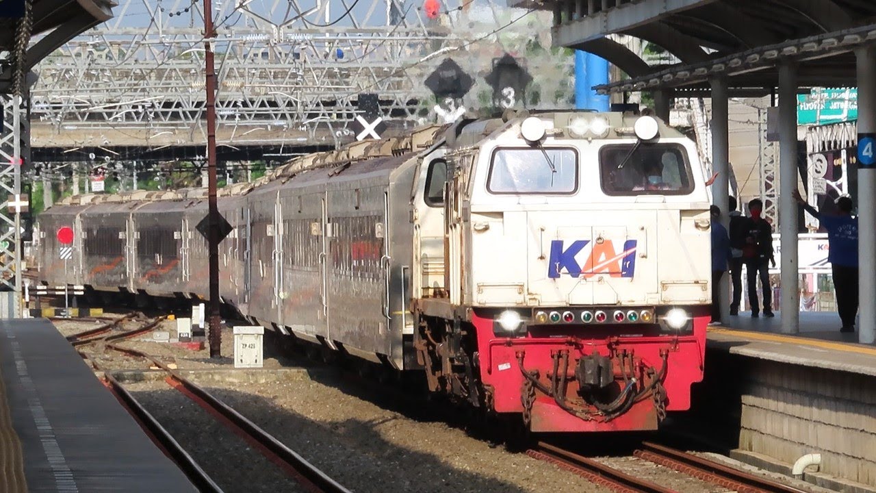 KERETA EKSEKUTIF ARGO LAWU SOLO-JAKARTA ! Nonton Kereta Api KRL Commuter Line di Stasiun Jatinegara
