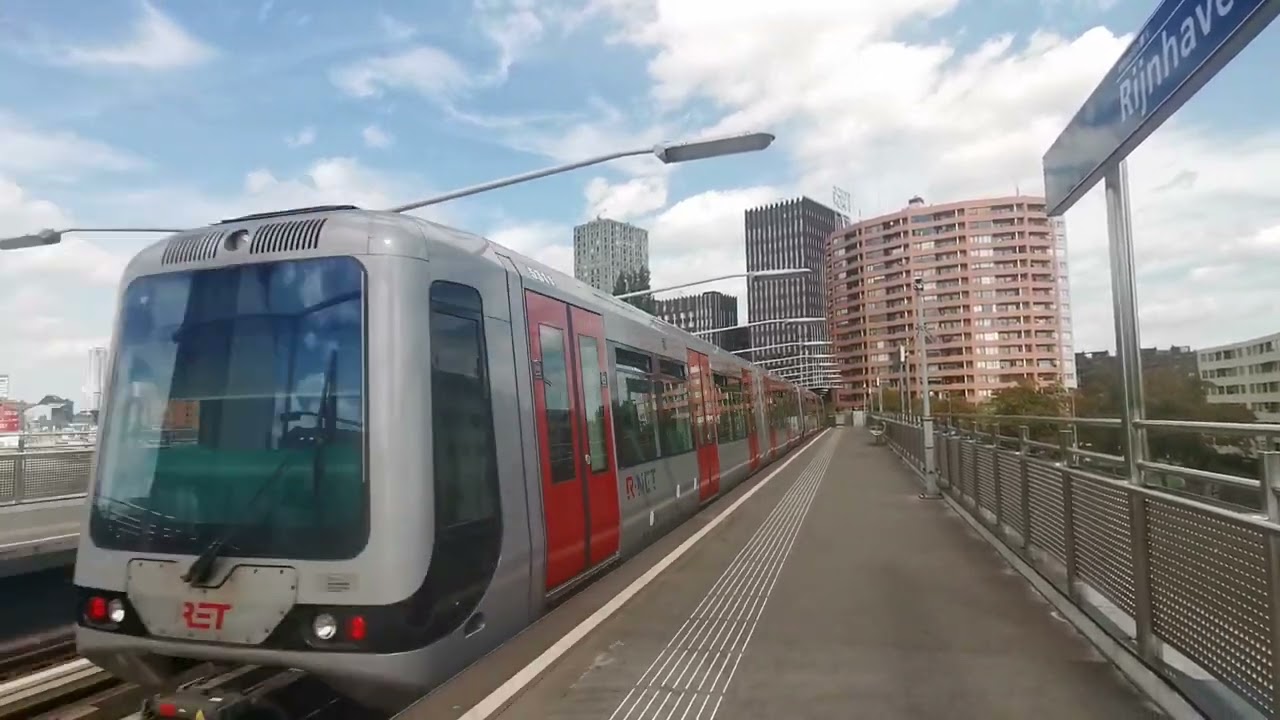 Metro's op Station Rijnhaven Rotterdam