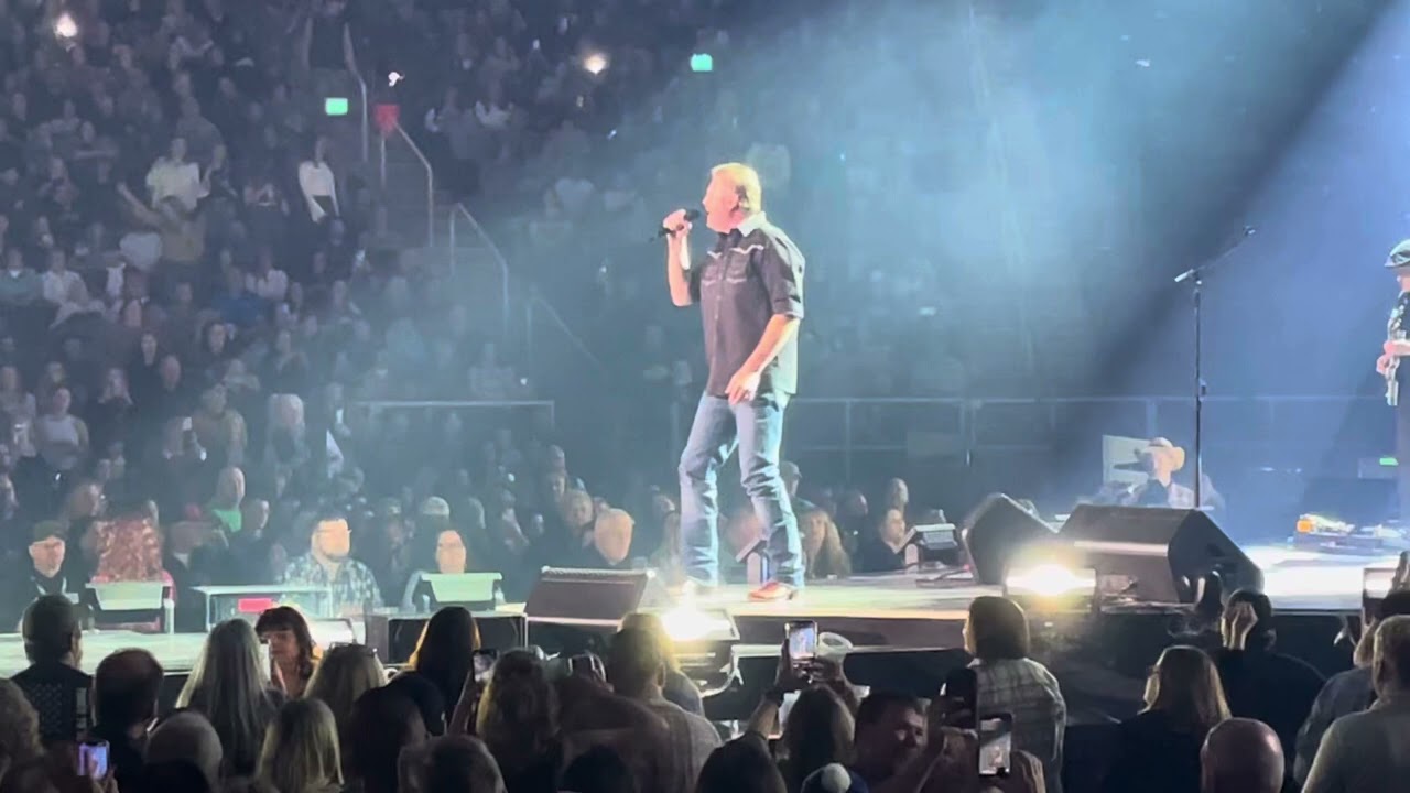 Blake Shelton - A Guy With A Girl (Live) - MVP Arena, Albany, NY - 3/8/25