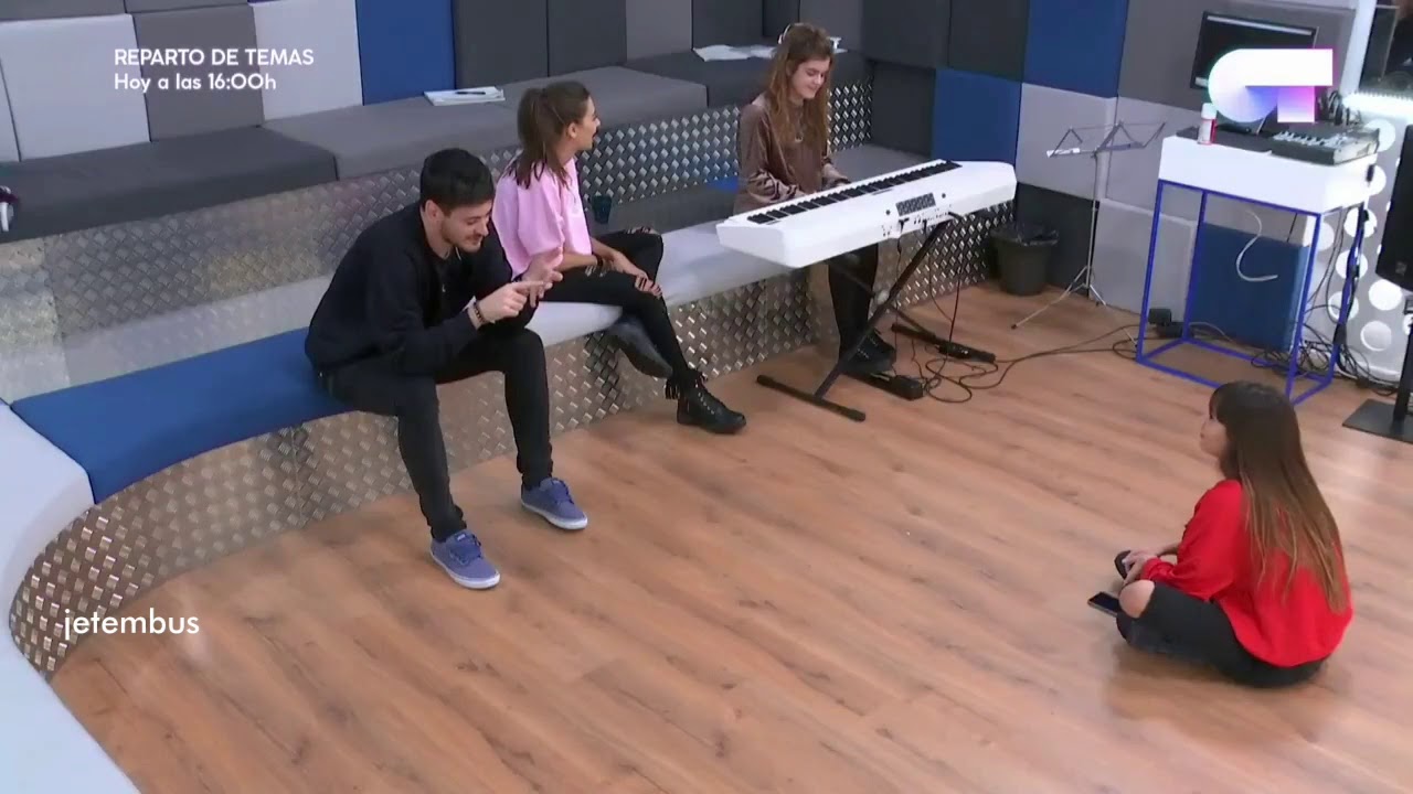 Aitana le dice a Cepeda que le queda muy guay la sudadera. OT2017