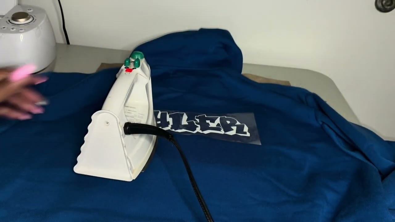 Как персонализировать комплект спортивных брюк в Cricut Design Space с помощью домашнего утюга