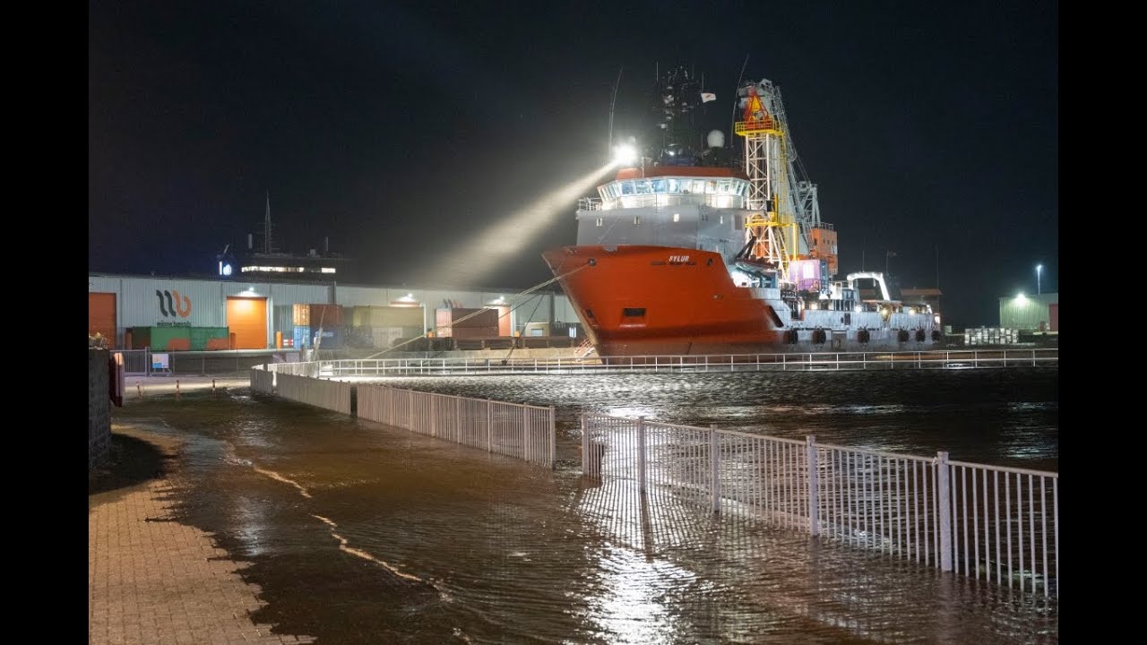 Storm Pia veroorzaakt hoogwater in haven Delfzijl: Auto's op kade geëvacueerd